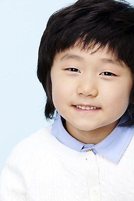 포토 JPG 스튜디오촬영 남자 어린이라이프 초등학생 어린이 놀이 실내 표정 한명 미소 웃음 사람 동양인 근접촬영 소년 상반신 한국인 어린이세상 남자만 남자한명만 어린이만 소년만 소년한명만 국내포토 1 학생 라이프스타일 뷰포인트 인종 내부 파일형식