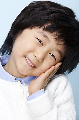 포토 JPG 스튜디오촬영 남자 어린이라이프 초등학생 어린이 놀이 실내 표정 한명 미소 웃음 사람 동양인 근접촬영 소년 상반신 귀여움 한국인 어린이세상 남자만 남자한명만 어린이만 소년만 소년한명만 국내포토 1 학생 라이프스타일 뷰포인트 컨셉 인종 내부 파일형식