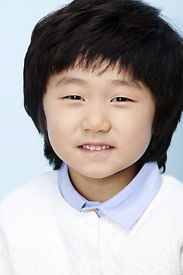 포토 JPG 스튜디오촬영 남자 어린이라이프 초등학생 어린이 놀이 실내 표정 한명 미소 웃음 사람 동양인 근접촬영 소년 상반신 한국인 어린이세상 남자만 남자한명만 어린이만 소년만 소년한명만 국내포토 1 학생 라이프스타일 뷰포인트 인종 내부 파일형식