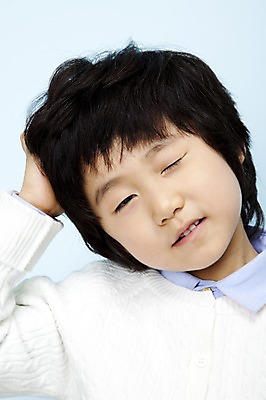 포토 JPG 스튜디오촬영 남자 어린이라이프 초등학생 어린이 놀이 실내 표정 한명 사람 동양인 손짓 근접촬영 소년 상반신 한국인 졸음 어린이세상 남자만 남자한명만 어린이만 소년만 소년한명만 국내포토 1 학생 라이프스타일 감정 뷰포인트 모션 인종 내부 파일형식