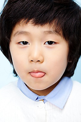 포토 JPG 스튜디오촬영 남자 어린이라이프 초등학생 어린이 장난 놀이 실내 표정 한명 사람 동양인 근접촬영 소년 상반신 신체부위 한국인 혀 어린이세상 메롱 남자만 남자한명만 어린이만 소년만 소년한명만 국내포토 1 학생 라이프스타일 뷰포인트 모션 인종 내부 입 파일형식