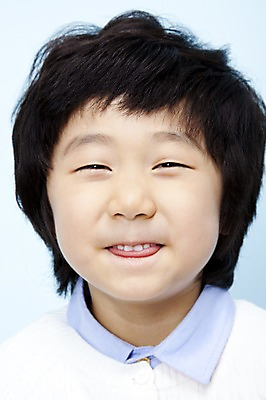 포토 JPG 스튜디오촬영 남자 어린이라이프 초등학생 어린이 놀이 실내 표정 한명 미소 웃음 사람 동양인 근접촬영 소년 상반신 한국인 어린이세상 남자만 남자한명만 어린이만 소년만 소년한명만 국내포토 1 학생 라이프스타일 뷰포인트 인종 내부 파일형식