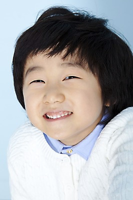 포토 JPG 스튜디오촬영 남자 어린이라이프 초등학생 어린이 놀이 실내 표정 한명 미소 웃음 사람 동양인 근접촬영 소년 상반신 한국인 어린이세상 남자만 남자한명만 어린이만 소년만 소년한명만 국내포토 1 학생 라이프스타일 뷰포인트 인종 내부 파일형식