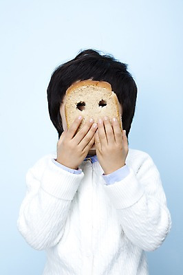 포토 JPG 스튜디오촬영 남자 어린이라이프 초등학생 어린이 음식 빵 장난 놀이 실내 표정 가면 한명 들기 누끼 사람 동양인 소년 상반신 한국인 구멍 식빵 어린이세상 남자만 남자한명만 어린이만 소년만 소년한명만 국내포토 1 학생 라이프스타일 모션 인종 내부 파일형식