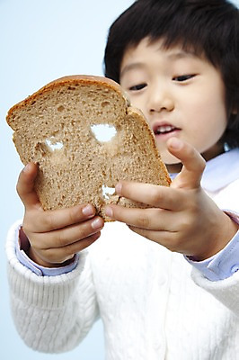 포토 JPG 스튜디오촬영 남자 어린이라이프 초등학생 어린이 음식 빵 로우앵글 장난 놀이 실내 표정 가면 한명 들기 사람 동양인 손짓 소년 상반신 한국인 구멍 식빵 어린이세상 남자만 남자한명만 어린이만 소년만 소년한명만 국내포토 1 학생 라이프스타일 뷰포인트 모션 인종 내부 파일형식