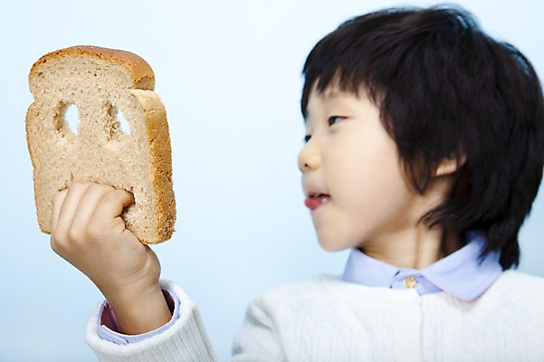 포토 JPG 스튜디오촬영 남자 어린이라이프 초등학생 어린이 음식 빵 놀이 실내 표정 가면 한명 들기 사람 동양인 소년 상반신 한국인 구멍 식빵 어린이세상 남자만 남자한명만 어린이만 소년만 소년한명만 국내포토 1 학생 라이프스타일 모션 인종 내부 파일형식