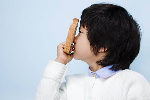 포토 JPG 스튜디오촬영 남자 어린이라이프 초등학생 어린이 음식 빵 놀이 실내 표정 한명 들기 사람 동양인 소년 상반신 옆모습 한국인 식빵 어린이세상 남자만 남자한명만 어린이만 소년만 소년한명만 국내포토 1 학생 라이프스타일 뷰포인트 모션 인종 내부 파일형식