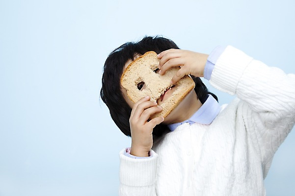 포토 JPG 스튜디오촬영 남자 어린이라이프 초등학생 어린이 빵 장난 놀이 실내 표정 가면 한명 들기 사람 동양인 소년 상반신 한국인 구멍 유머 식빵 어린이세상 남자만 남자한명만 어린이만 소년만 소년한명만 국내포토 1 학생 라이프스타일 감정 음식 모션 인종 내부 파일형식