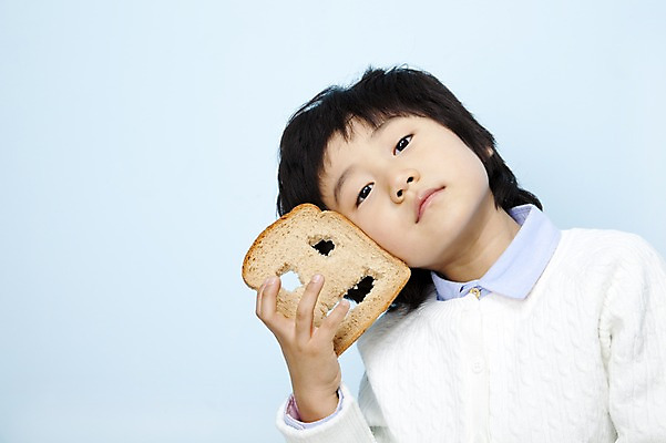 포토 JPG 스튜디오촬영 남자 어린이라이프 초등학생 어린이 음식 빵 포즈 놀이 실내 무표정 표정 가면 한명 들기 사람 동양인 소년 상반신 한국인 구멍 비교 식빵 어린이세상 남자만 남자한명만 어린이만 소년만 소년한명만 국내포토 1 학생 라이프스타일 감정 컨셉 모션 인종 내부 파일형식