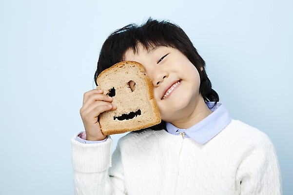 포토 JPG 스튜디오촬영 남자 어린이라이프 초등학생 어린이 음식 빵 놀이 실내 표정 가면 한명 미소 웃음 들기 사람 동양인 소년 상반신 한국인 구멍 식빵 어린이세상 남자만 남자한명만 어린이만 소년만 소년한명만 국내포토 1 학생 라이프스타일 모션 인종 내부 파일형식