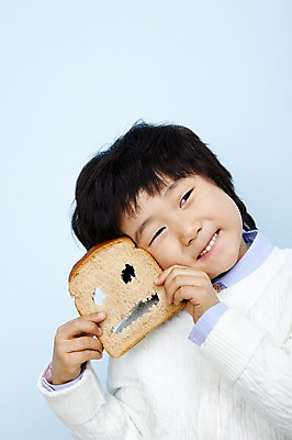 포토 JPG 스튜디오촬영 남자 어린이라이프 초등학생 어린이 음식 빵 놀이 실내 표정 가면 한명 미소 웃음 들기 사람 동양인 소년 상반신 한국인 구멍 식빵 어린이세상 남자만 남자한명만 어린이만 소년만 소년한명만 국내포토 1 학생 라이프스타일 모션 인종 내부 파일형식