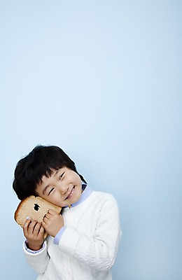 포토 JPG 스튜디오촬영 남자 어린이라이프 초등학생 어린이 음식 빵 놀이 실내 표정 한명 미소 웃음 들기 사람 동양인 소년 상반신 한국인 구멍 식빵 어린이세상 남자만 남자한명만 어린이만 소년만 소년한명만 국내포토 1 학생 라이프스타일 모션 인종 내부 파일형식