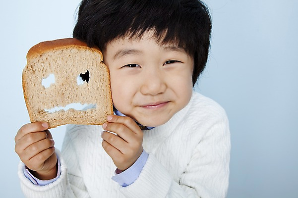 포토 JPG 스튜디오촬영 남자 어린이라이프 초등학생 어린이 음식 빵 포즈 놀이 실내 표정 가면 한명 들기 사람 동양인 소년 상반신 한국인 구멍 비교 식빵 어린이세상 남자만 남자한명만 어린이만 소년만 소년한명만 국내포토 1 학생 라이프스타일 컨셉 모션 인종 내부 파일형식