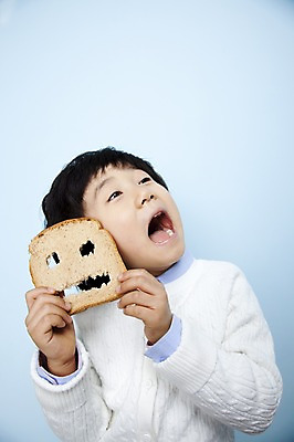 포토 JPG 스튜디오촬영 남자 어린이라이프 초등학생 어린이 음식 빵 장난 놀이 입모양 실내 표정 가면 한명 들기 사람 동양인 소년 상반신 한국인 구멍 비교 유머 식빵 어린이세상 남자만 남자한명만 어린이만 소년만 소년한명만 국내포토 모양 1 학생 라이프스타일 감정 컨셉 모션 인종 내부 입 파일형식