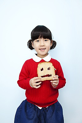 포토 JPG 스튜디오촬영 여자 어린이라이프 얼굴 초등학생 어린이 음식 빵 포즈 놀이 실내 표정 가면 한명 미소 웃음 들기 사람 동양인 소녀 상반신 신체부위 한국인 구멍 식빵 어린이세상 여자만 여자한명만 어린이만 소녀만 소녀한명만 국내포토 1 학생 라이프스타일 모션 인종 내부 파일형식