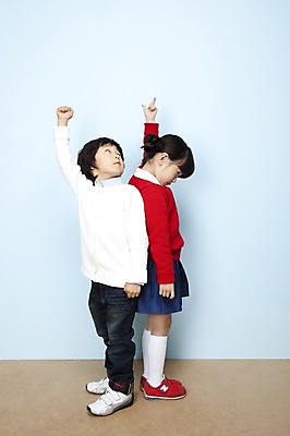 포토 JPG 스튜디오촬영 전신 여자 남자 어린이라이프 어린이 놀이 실내 서기 사람 동양인 소녀 소년 두명 옆모습 한국인 가위바위보 어린이세상 어린이만 국내포토 가위손 바위손 라이프스타일 뷰포인트 모션 인종 손짓 내부 파일형식