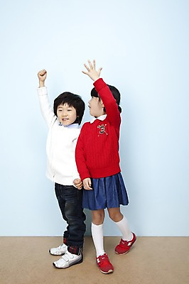 포토 JPG 스튜디오촬영 전신 여자 남자 어린이라이프 어린이 놀이 실내 서기 웃음 사람 동양인 소녀 소년 두명 친구 한국인 가위바위보 즐거움 어린이세상 어린이만 국내포토 바위손 라이프스타일 감정 관계 모션 표정 인종 손짓 내부 파일형식