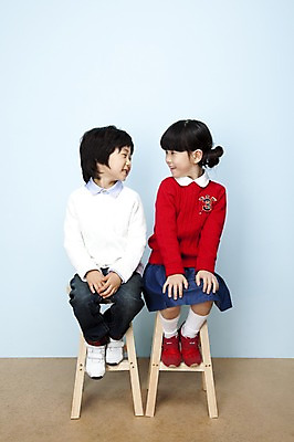 포토 JPG 스튜디오촬영 전신 여자 남자 어린이라이프 어린이 의자 놀이 실내 웃음 사람 앉기 동양인 소녀 소년 두명 친구 마주보기 한국인 즐거움 어린이세상 어린이만 국내포토 라이프스타일 감정 가구 관계 모션 표정 인종 내부 파일형식