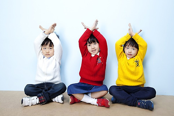 포토 JPG 스튜디오촬영 전신 여자 남자 어린이라이프 어린이 포즈 놀이 표시 실내 사람 동양인 손짓 소녀 소년 세명 친구 한국인 X 가부좌 어린이세상 어린이만 국내포토 라이프스타일 알파벳 관계 모션 앉기 인종 내부 파일형식