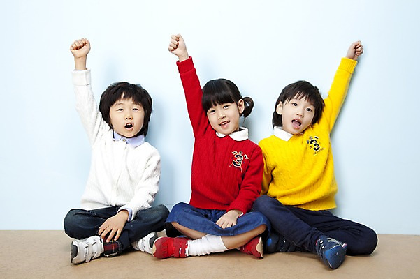 포토 JPG 스튜디오촬영 전신 여자 남자 어린이라이프 어린이 포즈 놀이 실내 웃음 사람 동양인 소녀 소년 세명 친구 손들기 한국인 발표 즐거움 가부좌 어린이세상 어린이만 국내포토 라이프스타일 감정 관계 모션 표정 앉기 인종 내부 파일형식