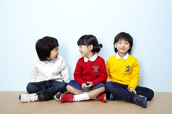 포토 JPG 스튜디오촬영 전신 여자 남자 어린이라이프 어린이 놀이 실내 미소 웃음 사람 동양인 소녀 소년 세명 친구 마주보기 한국인 즐거움 가부좌 어린이세상 어린이만 국내포토 라이프스타일 감정 관계 모션 표정 앉기 인종 내부 파일형식