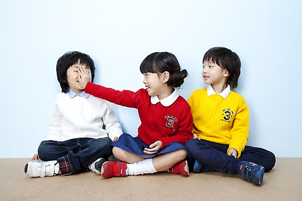 포토 JPG 스튜디오촬영 전신 여자 남자 어린이라이프 어린이 장난 놀이 실내 사람 동양인 소녀 소년 세명 친구 한국인 가부좌 어린이세상 어린이만 국내포토 라이프스타일 관계 앉기 인종 내부 파일형식