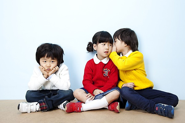 포토 JPG 스튜디오촬영 전신 여자 남자 어린이라이프 어린이 생각 놀이 실내 사람 동양인 소녀 소년 세명 친구 한국인 귓속말 고민 가부좌 어린이세상 따돌림 어린이만 국내포토 라이프스타일 감정 관계 앉기 인종 내부 왕따 파일형식