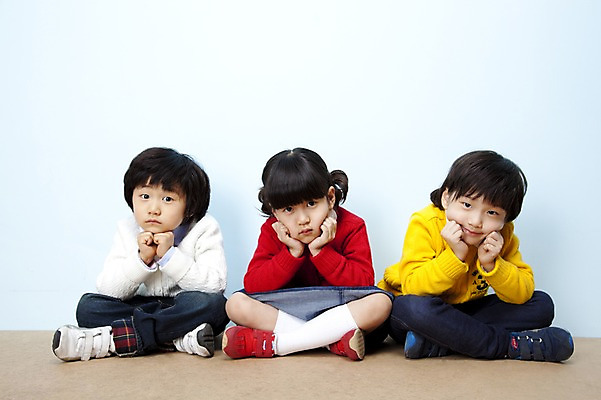 포토 JPG 스튜디오촬영 전신 여자 남자 어린이라이프 어린이 포즈 생각 놀이 실내 사람 동양인 소녀 소년 세명 친구 턱괴기 한국인 고민 가부좌 어린이세상 어린이만 국내포토 라이프스타일 감정 관계 모션 앉기 인종 내부 파일형식