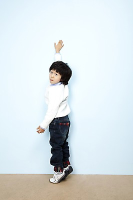 포토 JPG 스튜디오촬영 전신 남자 어린이라이프 초등학생 어린이 포즈 놀이 실내 한명 사람 동양인 손짓 소년 손들기 한국인 어린이세상 까치발 남자만 남자한명만 어린이만 소년만 소년한명만 국내포토 1 학생 라이프스타일 모션 발 인종 내부 파일형식