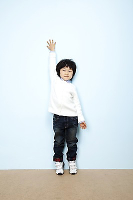 포토 JPG 스튜디오촬영 전신 남자 어린이라이프 초등학생 어린이 포즈 놀이 실내 한명 서기 누끼 사람 동양인 손짓 소년 손들기 기댐 한국인 어린이세상 까치발 남자만 남자한명만 어린이만 소년만 소년한명만 국내포토 1 학생 라이프스타일 모션 발 인종 내부 파일형식