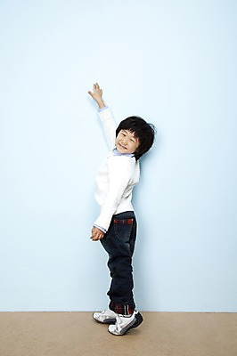 포토 JPG 스튜디오촬영 전신 남자 어린이라이프 초등학생 어린이 포즈 놀이 실내 한명 웃음 누끼 사람 동양인 손짓 소년 한국인 가리킴 즐거움 어린이세상 남자만 남자한명만 어린이만 소년만 소년한명만 국내포토 1 학생 라이프스타일 감정 모션 표정 인종 내부 파일형식