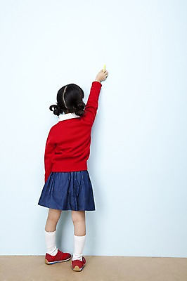 포토 JPG 스튜디오촬영 전신 여자 어린이라이프 초등학생 어린이 포즈 놀이 실내 한명 서기 들기 사람 동양인 소녀 뒷모습 한국인 낙서 분필 어린이세상 여자만 여자한명만 어린이만 소녀만 소녀한명만 국내포토 1 학생 라이프스타일 뷰포인트 모션 인종 내부 초크 파일형식