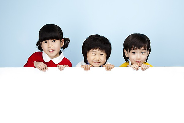 포토 JPG 스튜디오촬영 여자 남자 어린이라이프 어린이 포즈 놀이 안내 실내 미소 웃음 사람 동양인 소녀 소년 상반신 세명 친구 공백 한국인 잡기 알림 어린이세상 어린이만 국내포토 라이프스타일 관계 모션 표정 인종 내부 파일형식