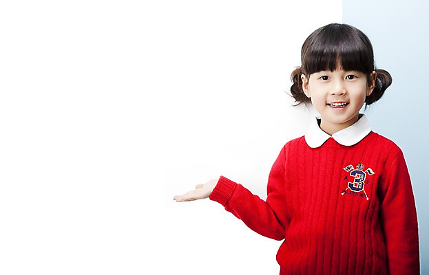 포토 JPG 스튜디오촬영 여자 어린이라이프 초등학생 어린이 포즈 놀이 안내 실내 한명 미소 웃음 사람 동양인 손짓 소녀 상반신 공백 한국인 알림 어린이세상 여자만 여자한명만 어린이만 소녀만 소녀한명만 국내포토 1 학생 라이프스타일 모션 표정 인종 내부 파일형식