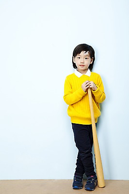 포토 JPG 스튜디오촬영 전신 남자 어린이라이프 초등학생 어린이 포즈 놀이 실내 한명 누끼 사람 동양인 소년 한국인 야구방망이 방망이 반창고 어린이세상 남자만 남자한명만 어린이만 소년만 소년한명만 국내포토 1 학생 라이프스타일 인종 내부 야구용품 의료용품 파일형식