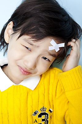 포토 JPG 스튜디오촬영 남자 어린이라이프 초등학생 어린이 놀이 실내 표정 한명 사람 동양인 손짓 근접촬영 소년 상반신 고통 한국인 반창고 찡그림 상처 어린이세상 남자만 남자한명만 어린이만 소년만 소년한명만 국내포토 1 학생 라이프스타일 감정 뷰포인트 모션 인종 내부 의료용품 파일형식