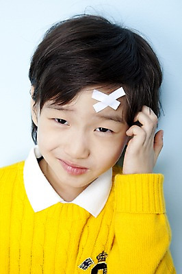 포토 JPG 스튜디오촬영 남자 어린이라이프 초등학생 어린이 놀이 실내 표정 한명 사람 동양인 손짓 근접촬영 소년 상반신 고통 한국인 반창고 찡그림 상처 어린이세상 남자만 남자한명만 어린이만 소년만 소년한명만 국내포토 1 학생 라이프스타일 감정 뷰포인트 모션 인종 내부 의료용품 파일형식