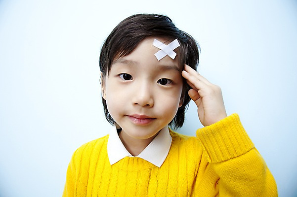 포토 JPG 스튜디오촬영 남자 어린이라이프 초등학생 어린이 포즈 놀이 실내 한명 사람 동양인 손짓 근접촬영 소년 상반신 고통 한국인 반창고 상처 어린이세상 남자만 남자한명만 어린이만 소년만 소년한명만 국내포토 1 학생 라이프스타일 감정 뷰포인트 모션 인종 내부 의료용품 파일형식