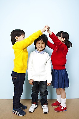 포토 JPG 스튜디오촬영 전신 여자 남자 어린이라이프 어린이 놀이 실내 서기 웃음 사람 동양인 소녀 소년 세명 친구 한국인 즐거움 어린이세상 문지기 문지기놀이 어린이만 국내포토 라이프스타일 감정 관계 모션 표정 인종 내부 파일형식