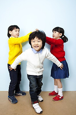 포토 JPG 스튜디오촬영 전신 여자 남자 어린이라이프 어린이 놀이 실내 서기 웃음 사람 동양인 소녀 소년 세명 한국인 즐거움 어린이세상 문지기 문지기놀이 지나가기 어린이만 국내포토 라이프스타일 감정 모션 표정 인종 내부 파일형식