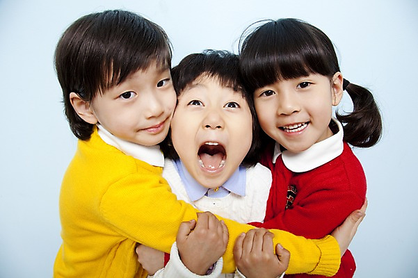 포토 JPG 스튜디오촬영 여자 남자 어린이라이프 어린이 포즈 장난 포옹 놀이 입모양 실내 미소 웃음 사람 동양인 소녀 소년 상반신 세명 친구 한국인 유머 즐거움 어린이세상 어린이만 국내포토 모양 라이프스타일 감정 관계 안기 표정 인종 내부 입 파일형식