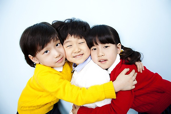 포토 JPG 스튜디오촬영 여자 남자 어린이라이프 어린이 포즈 포옹 놀이 실내 웃음 사람 동양인 소녀 소년 상반신 세명 친구 한국인 즐거움 어린이세상 어린이만 국내포토 라이프스타일 감정 관계 안기 표정 인종 내부 파일형식
