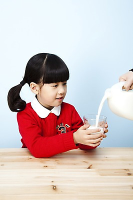 포토 JPG 스튜디오촬영 여자 어린이라이프 음료 초등학생 어린이 놀이 탁자 잔 실내 한명 들기 사람 동양인 소녀 상반신 컵 한국인 우유 붓기 어린이세상 여자만 여자한명만 어린이만 소녀만 소녀한명만 국내포토 1 학생 라이프스타일 식기 가구 모션 유제품 인종 내부 파일형식