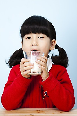 포토 JPG 스튜디오촬영 여자 어린이라이프 음료 초등학생 어린이 놀이 탁자 잔 실내 한명 들기 사람 동양인 소녀 상반신 컵 한국인 우유 마시기 어린이세상 여자만 여자한명만 어린이만 소녀만 소녀한명만 국내포토 1 학생 라이프스타일 식기 가구 모션 유제품 인종 내부 파일형식