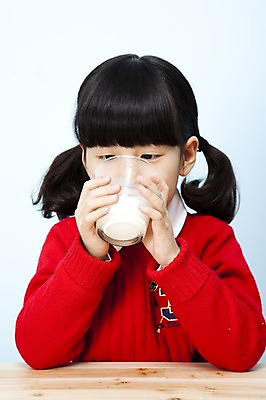 포토 JPG 스튜디오촬영 여자 어린이라이프 음료 초등학생 어린이 포즈 놀이 탁자 잔 실내 한명 들기 사람 동양인 소녀 상반신 컵 한국인 우유 마시기 어린이세상 여자만 여자한명만 어린이만 소녀만 소녀한명만 국내포토 1 학생 라이프스타일 식기 가구 모션 유제품 인종 내부 파일형식