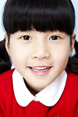 포토 JPG 스튜디오촬영 여자 어린이라이프 음료 초등학생 어린이 놀이 실내 한명 미소 웃음 사람 동양인 소녀 근접촬영 상반신 한국인 우유 즐거움 어린이세상 묻은 여자만 여자한명만 어린이만 소녀만 소녀한명만 국내포토 1 학생 라이프스타일 감정 뷰포인트 유제품 표정 인종 내부 파일형식