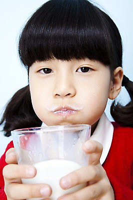 포토 JPG 스튜디오촬영 여자 어린이라이프 음료 초등학생 어린이 놀이 입모양 잔 실내 한명 들기 사람 동양인 소녀 근접촬영 상반신 컵 한국인 우유 마시기 어린이세상 여자만 여자한명만 어린이만 소녀만 소녀한명만 국내포토 모양 1 학생 라이프스타일 식기 뷰포인트 모션 유제품 인종 내부 입 파일형식