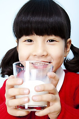 포토 JPG 스튜디오촬영 여자 어린이라이프 음료 초등학생 어린이 놀이 잔 실내 한명 웃음 들기 사람 동양인 소녀 근접촬영 상반신 컵 한국인 우유 마시기 즐거움 어린이세상 여자만 여자한명만 어린이만 소녀만 소녀한명만 국내포토 1 학생 라이프스타일 식기 감정 뷰포인트 모션 유제품 표정 인종 내부 파일형식