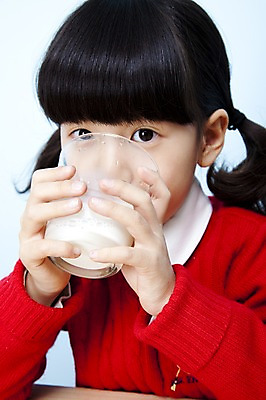 포토 JPG 스튜디오촬영 여자 어린이라이프 음료 초등학생 어린이 포즈 놀이 잔 실내 한명 들기 사람 동양인 소녀 근접촬영 상반신 컵 한국인 우유 마시기 어린이세상 여자만 여자한명만 어린이만 소녀만 소녀한명만 국내포토 1 학생 라이프스타일 식기 뷰포인트 모션 유제품 인종 내부 파일형식