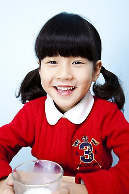 포토 JPG 스튜디오촬영 여자 어린이라이프 음료 초등학생 어린이 포즈 놀이 잔 실내 한명 미소 웃음 사람 동양인 소녀 근접촬영 상반신 컵 한국인 우유 마시기 잡기 즐거움 어린이세상 여자만 여자한명만 어린이만 소녀만 소녀한명만 국내포토 1 학생 라이프스타일 식기 감정 뷰포인트 모션 유제품 표정 인종 내부 파일형식